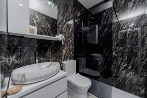 Familienapartment, Balkon, Buchtblick | Badezimmer