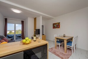 Perhehuoneisto, parveke, näköala lahdelle | Ruokailu