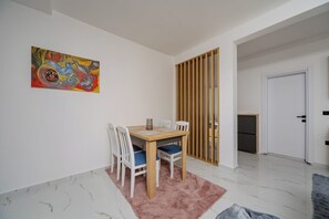 Apartamento familiar, balcón, vistas a la bahía | Restauración