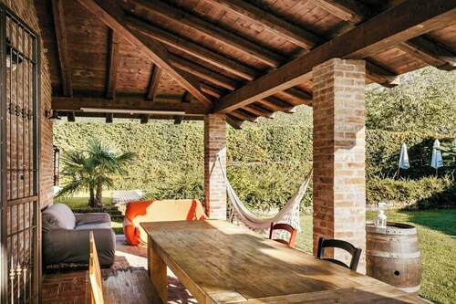 Villa with pool and hot tub in Piedmont