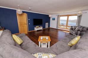 TV - Spacious House w/ Coastal Views & Private Garden (Whiteness)