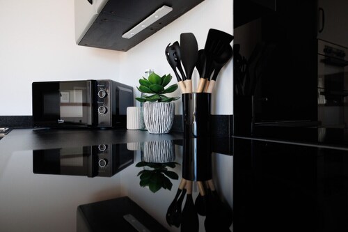 Modern Apt Near Coast, Private Parking & Garden