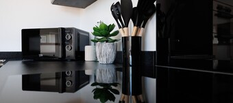 Modern Apt Near Coast, Private Parking & Garden