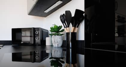 Modern Apt Near Coast, Private Parking & Garden