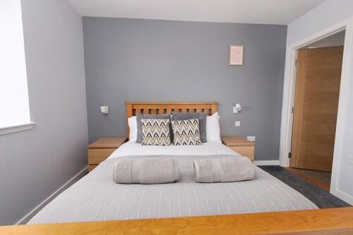 Modern Apt Near Coast, Private Parking & Garden