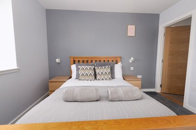 Modern Apt Near Coast, Private Parking & Garden