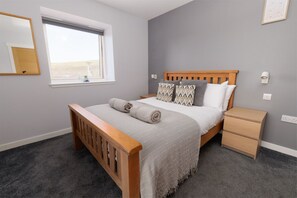 Tabla de planchar con plancha, wifi gratis y ropa de cama 