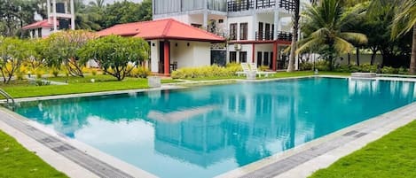 Deluxe dubbelrum - utsikt mot trädgården | Pool | Utomhuspool