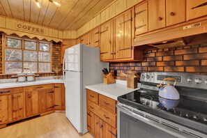 Private kitchen - Beartop Lodge Cozy 2-bedroom cabin in peaceful Blakeslee with AC (Blakeslee)