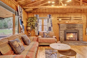 Living area - Beartop Lodge Cozy 2-bedroom cabin in peaceful Blakeslee with AC (Blakeslee)