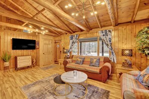 Living area - Beartop Lodge Cozy 2-bedroom cabin in peaceful Blakeslee with AC (Blakeslee)