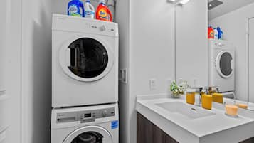 Apartamento junior, 1 habitación, balcón, vistas a la ciudad | Lavandería