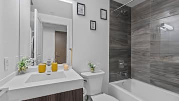 Junior-Apartment, 1 Schlafzimmer, Balkon, Stadtblick | Badezimmer | Duschwanne, kostenlose Toilettenartikel, Haartrockner, Handtücher