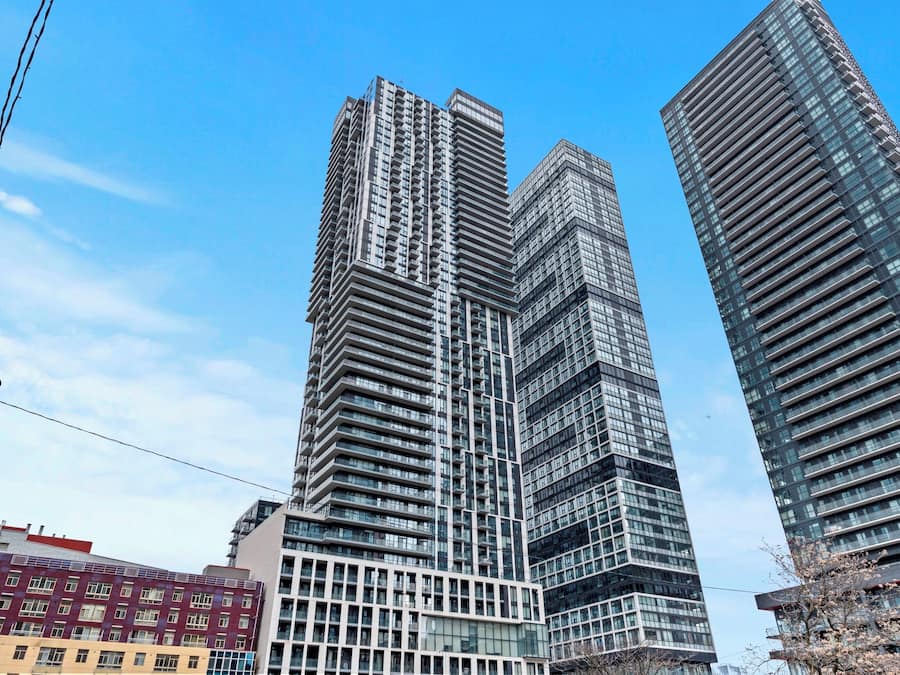 Un edificio de gran altura con un diseño arquitectónico moderno, que cuenta con varios pisos y un llamativo frente de vidrio.