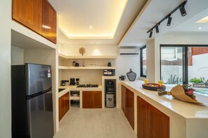 Luxury Villa, 3 Bedrooms, Private Pool | Private kitchen - Alisa 3 Villa (Kerobokan)