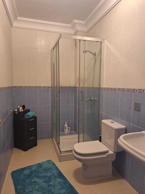 Dusche, Haartrockner, Bidet, Handtücher
