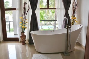 Phòng đôi Deluxe, ban công, quang cảnh hồ bơi | Phòng tắm