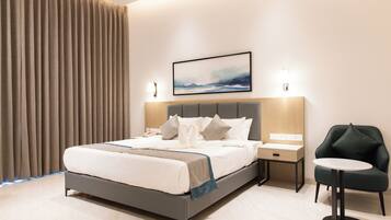 Suite Club, balcone | Una cassaforte in camera, una scrivania, postazione laptop