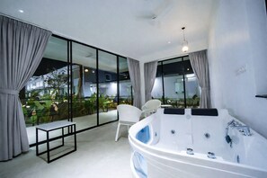 Quarto casal superluxo, sacada | Banheiro | Chuveiro, chinelos, toalhas de banho, sabonete