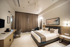 Quarto casal ou duplo club, sacada, vista para o jardim | Cofres nos quartos, escrivaninha, espaço de trabalho para notebook