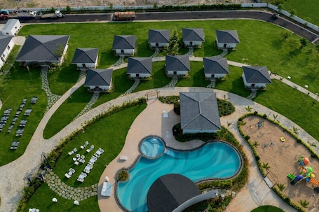 Piscine extérieure. Lore Resorts and conventions
