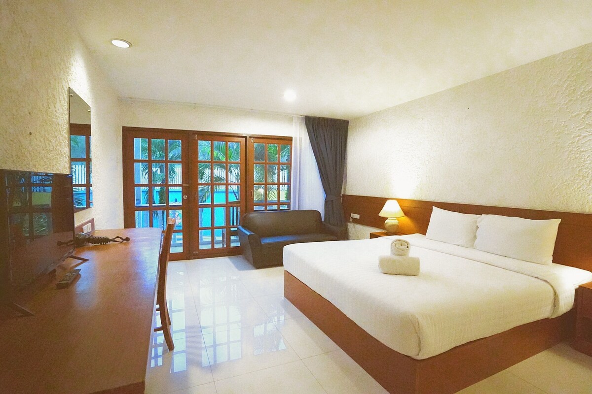 Deluxe Double Room, Pool View | Free WiFi, bed sheets