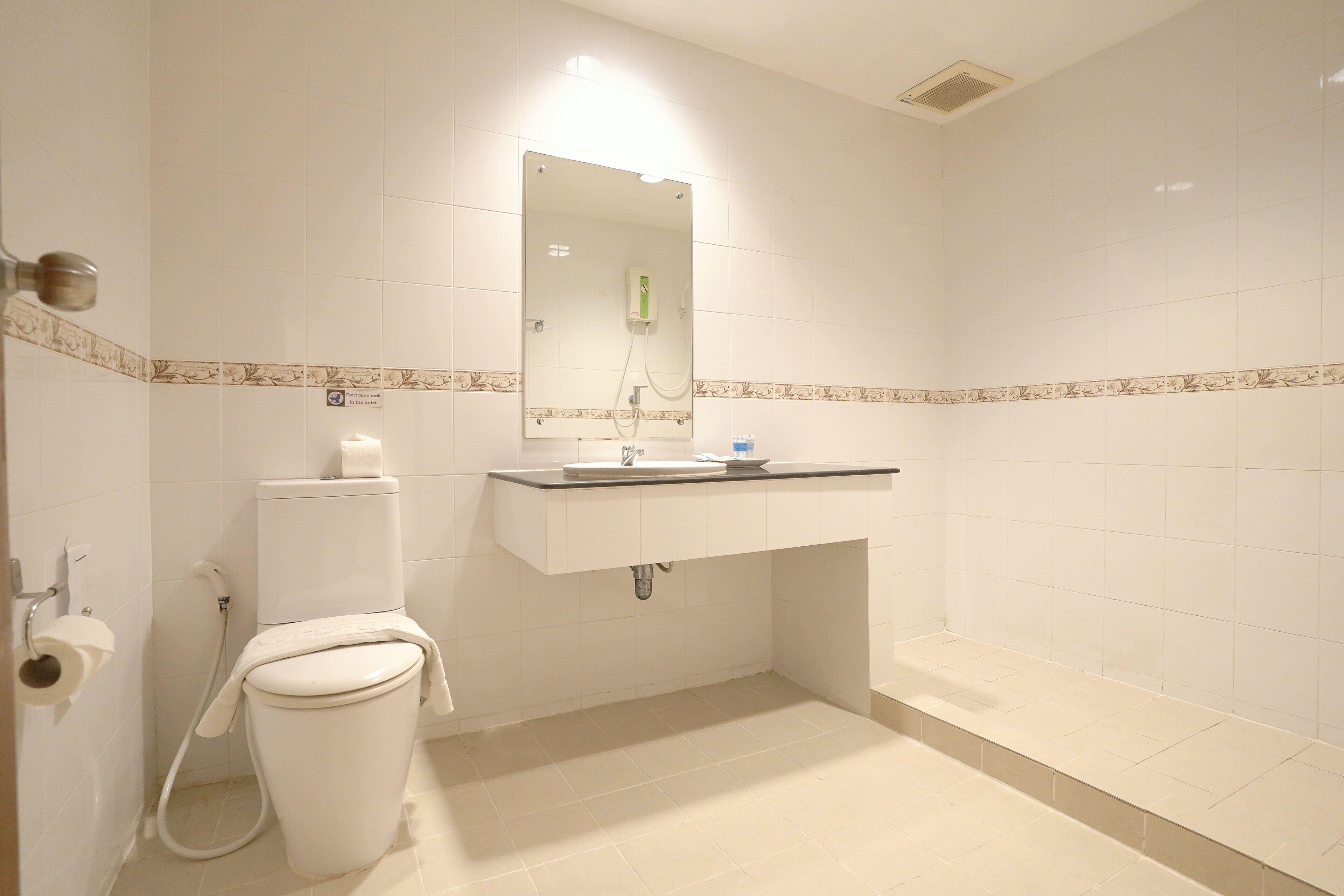 Quarto duplo standard | Banheiro | Chuveiro, secador de cabelo, bidê, toalhas de banho