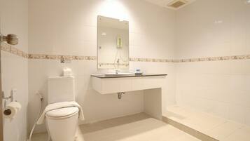 Quarto duplo standard | Banheiro | Chuveiro, secador de cabelo, bidê, toalhas de banho