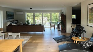 TV, fireplace - Idyllic farm with access to boathouse and jetty (Mandal)