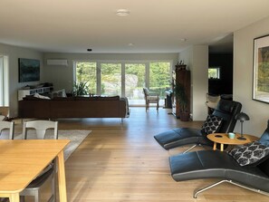 TV, fireplace - Idyllic farm with access to boathouse and jetty (Mandal)