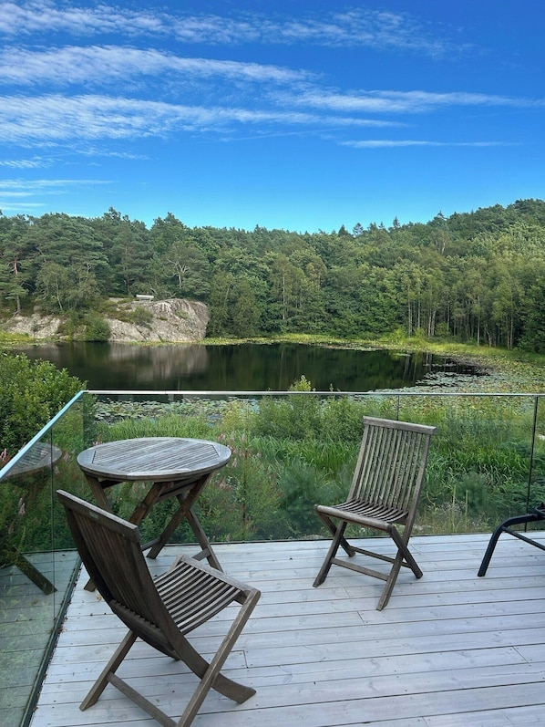 Outdoor dining - Idyllic farm with access to boathouse and jetty (Mandal)