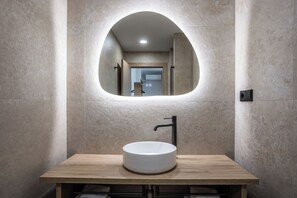 A bathroom with a round sink, a mirror, and a wooden countertop. - Hotel Truita (Cangas del Narcea)