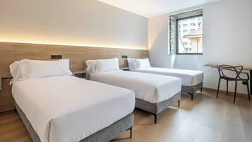 Standard Triple Room | Desk, WiFi (free)