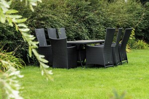 Outdoor dining - Classic lovingly renovated near beach (Kirke Hyllinge)