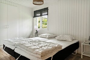 Desk, free WiFi - Classic lovingly renovated near beach (Kirke Hyllinge)