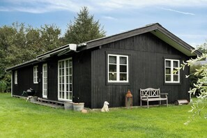Exterior - Classic lovingly renovated near beach (Kirke Hyllinge)