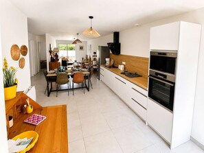 Wasserkocher mit Kaffee-/Teezubehör, Kühlschrank, Mikrowelle, Ofen