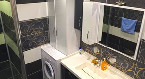 Ducha, secador de pelo, toallas, jabón