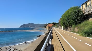 Una spiaggia nelle vicinanze