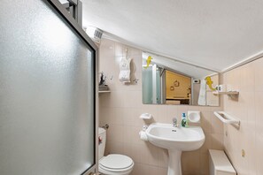 Shower, towels - Apartment 'Casa Athena' with Wi-Fi (Cervo)