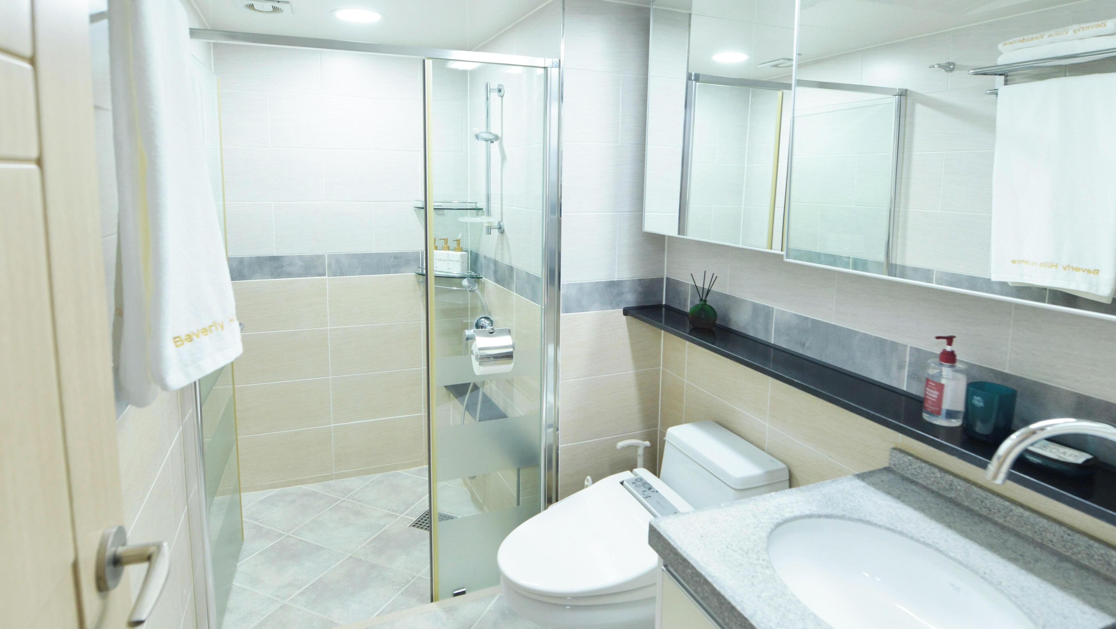 Deluxe Suite, Kitchen, City View | Bathroom | Shower, hair dryer, slippers, towels