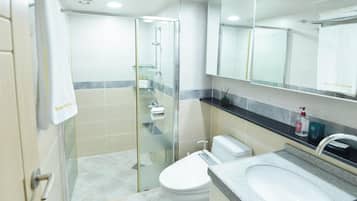Deluxe Suite, Kitchen, City View | Bathroom | Shower, hair dryer, slippers, towels
