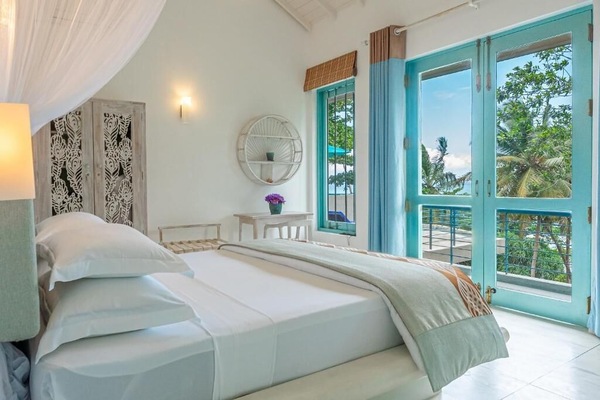 In-room safe, WiFi (free), bed sheets