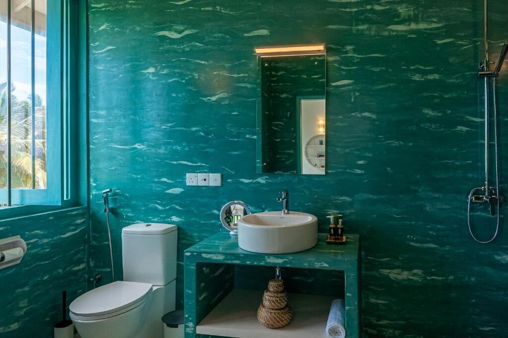Deluxe-dobbeltværelse - balkon - havudsigt | Badeværelse | Bruser, gratis toiletartikler, hårtørrer, håndklæder