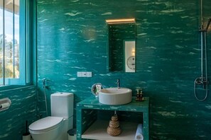 Deluxe Double Room, Balcony, Sea View | Bathroom | Shower, free toiletries, hair dryer, towels - Monara Tangalle (Tangalle)