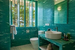 Douche, articles de toilette gratuits, sèche-cheveux