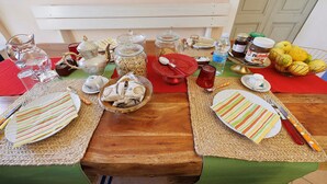 Una tavola apparecchiata con piatti, posate e diversi cibi.