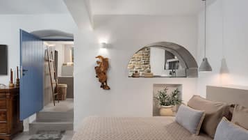 Suite Junior, balcon, vue sur la mer | Fer et planche à repasser, lit de bébé portatif, accès au Wi-Fi (inclus)