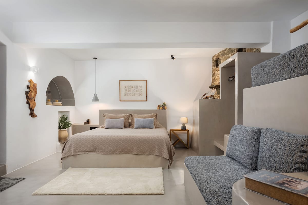 Suite Junior, balcon, vue mer | Fer et planche à repasser, lit parapluie, Wi-Fi gratuit, draps fournis