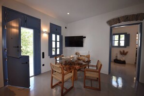 Deluxe Suite, Balcony, Sea View | Dining room - Vivian Suites Tinos (Tinos)